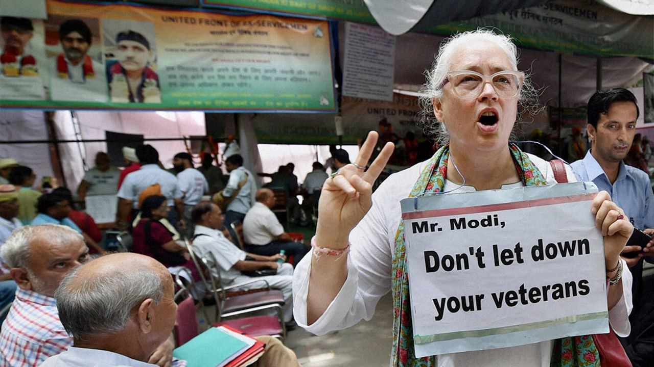 Social activist Nafisa Ali showing her support for the ex-servicemen agitating for OROP at Jantar Mantar during the protests in September. (Photo: PTI)