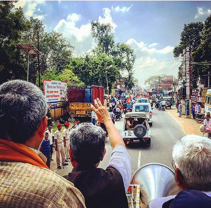 On the campaign trail with BJP’s Sushil Modi and Union Minister Giriraj Singh. Local leaders of the BJP appear have taken a back seat as the party fights this election solely on Modi’s popularity. (Photo: <b>The Quint</b>/Rishika Baruah)