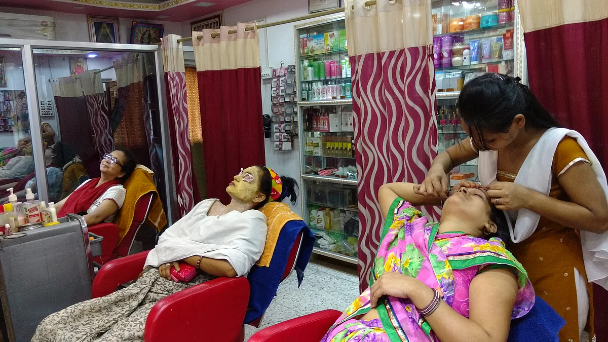 A relatively busy time at Apsara Beauty Parlour, just ahead of the pujas. (Photo: The Quint)