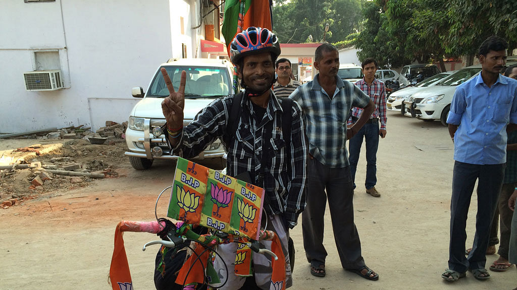 Vinay Kumar Sahu has been cycling his heart out all over Bihar at BJP’s bidding. (Photo: <b>The Quint</b>)