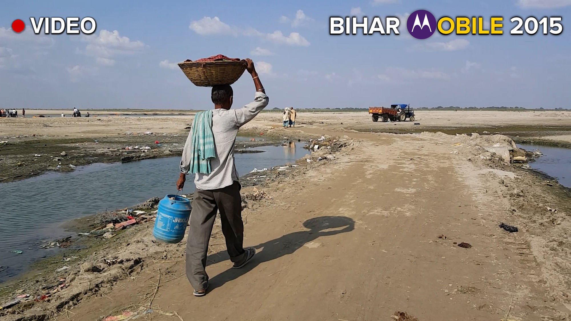A thin strip of mud is all there is for people to cross the Ganga at Diyara village on the outskirts of Patna. (Photo: The Quint)