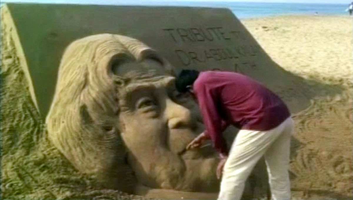 Sudarsan Pattnaik has created a sand sculpture of late APJ Abdul Kalam on the eve of his 84th birth anniversary.