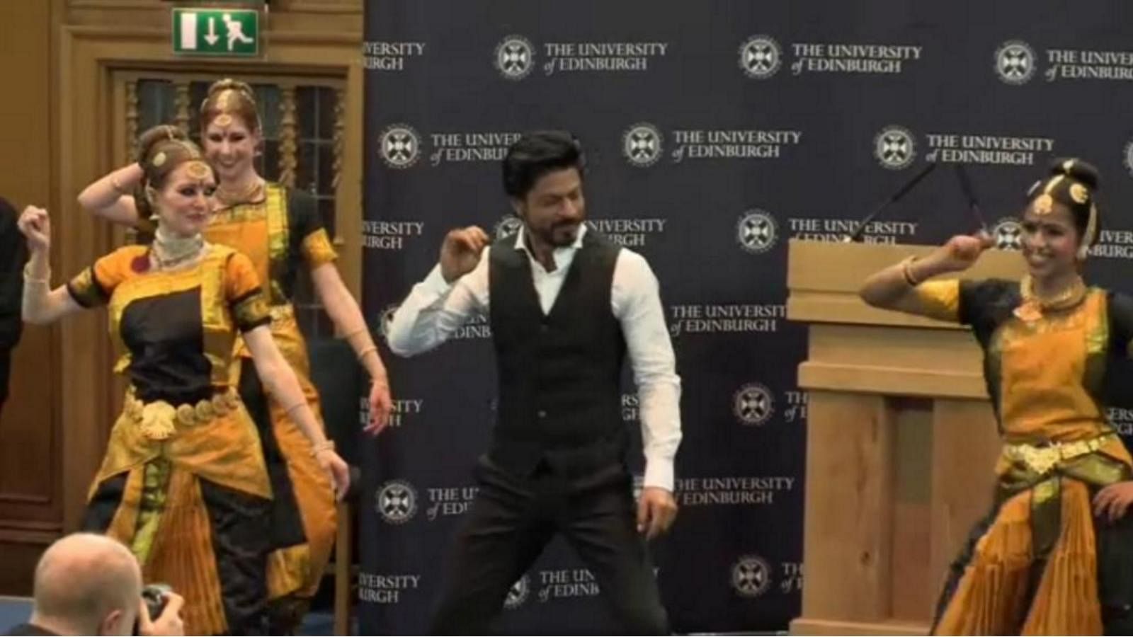 Shah Rukh Khan doing the ‘<i>lungi</i> dance’ at the University of Edinburgh (Photo:<a href="https://twitter.com/search?f=images&amp;vertical=default&amp;q=shah%20rukh%20dance%20edinburg&amp;src=typd"> Twitter/@SRKUniversityMasia</a>)