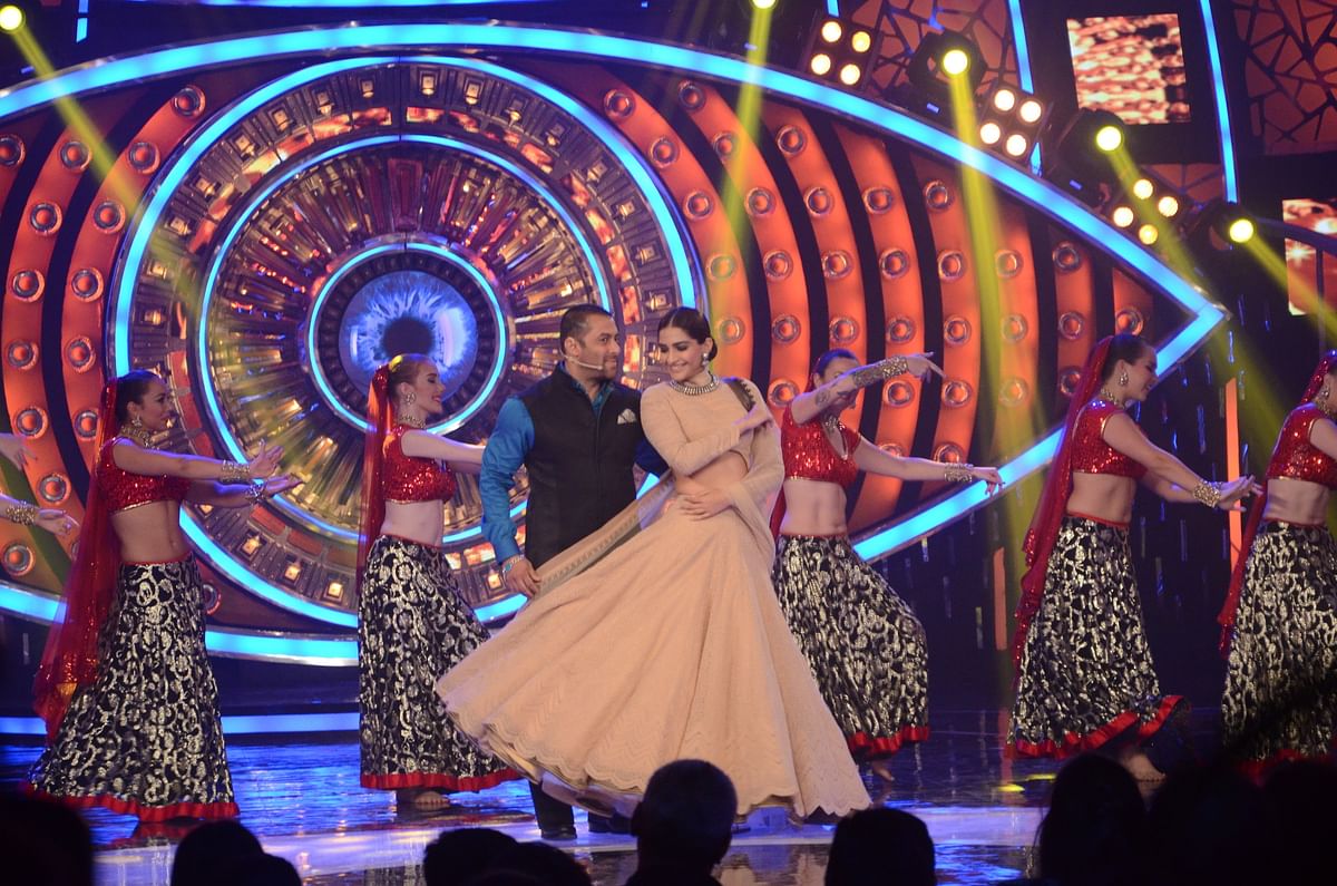 Last day of week 1. Sonam Kapoor takes over the Bigg Boss stage and the first contestact to exit is Ankit.