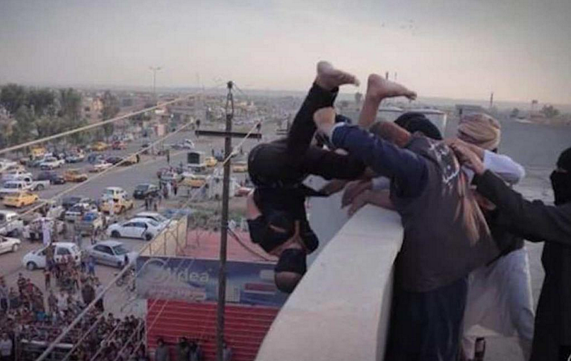 ISIS fanatics throw a gay man to his death (Photo: Twitter/<a href="https://twitter.com/OximityLGBTQ/status/653680096864243712">@OximityLGBTQ</a>)
