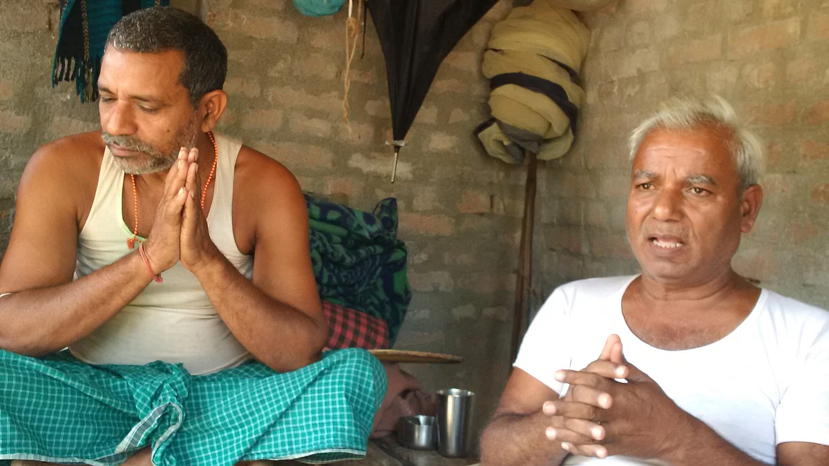 Arvind Kumar Sinha (right) and Lalbabu Singh Yadav (left) at Dawoodnagar-Chakgadoh village in Vaishali district’s Raghopur assembly constituency. (Photo: <b>The Quint</b>)