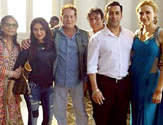 Salman Khan with his parents and Iulia Vantur (Photo courtesy: Twitter/@EntDC)