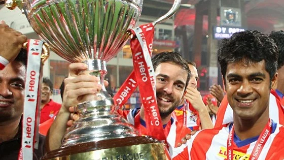 Atletico de Kolkata players with the ISL trophy in the first season. (Photo: Indian Super League)
