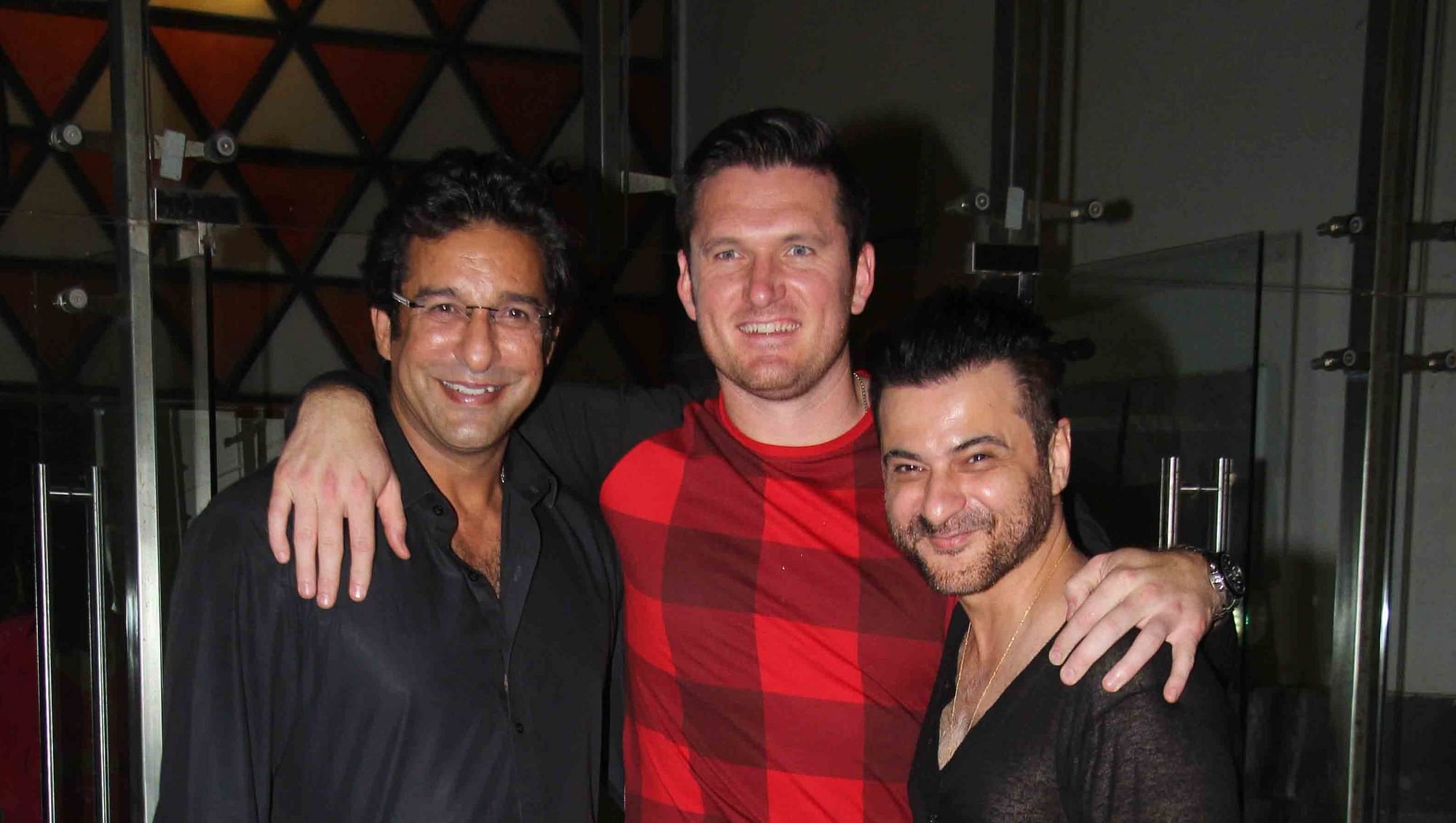 Wasim Akram and Graeme Smith attend Sanjay Kapoor’s birthday party. (Photo: Yogen Shah)