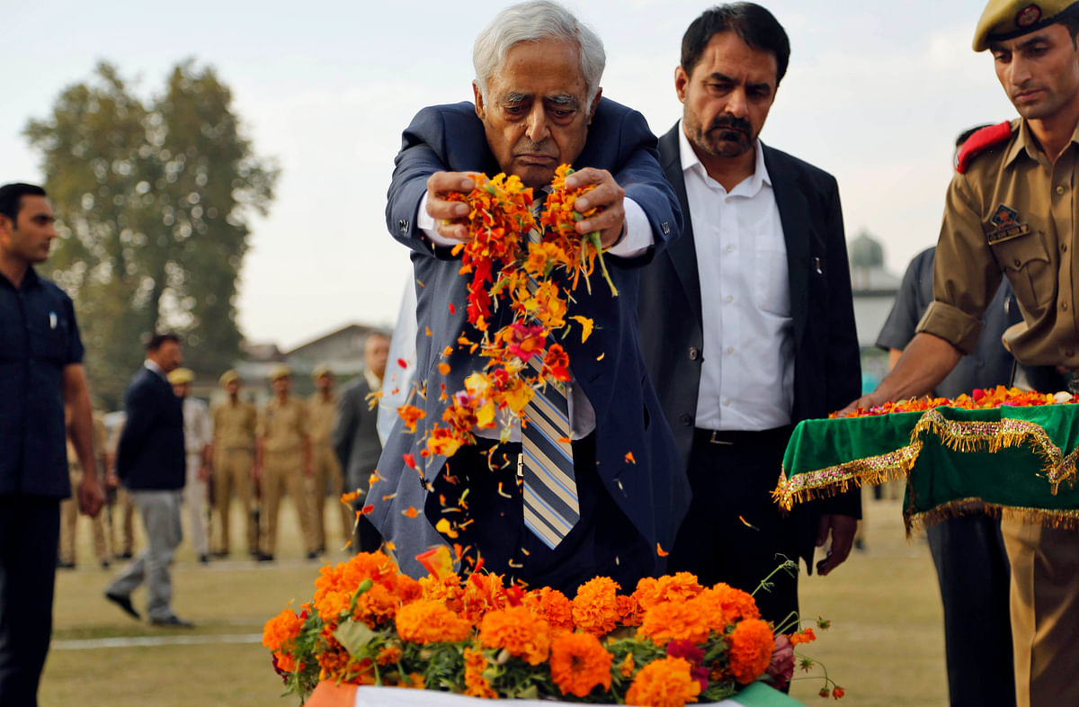 In Pictures | Colleagues, relatives and leaders pay their respect to Altaf Ahmad.