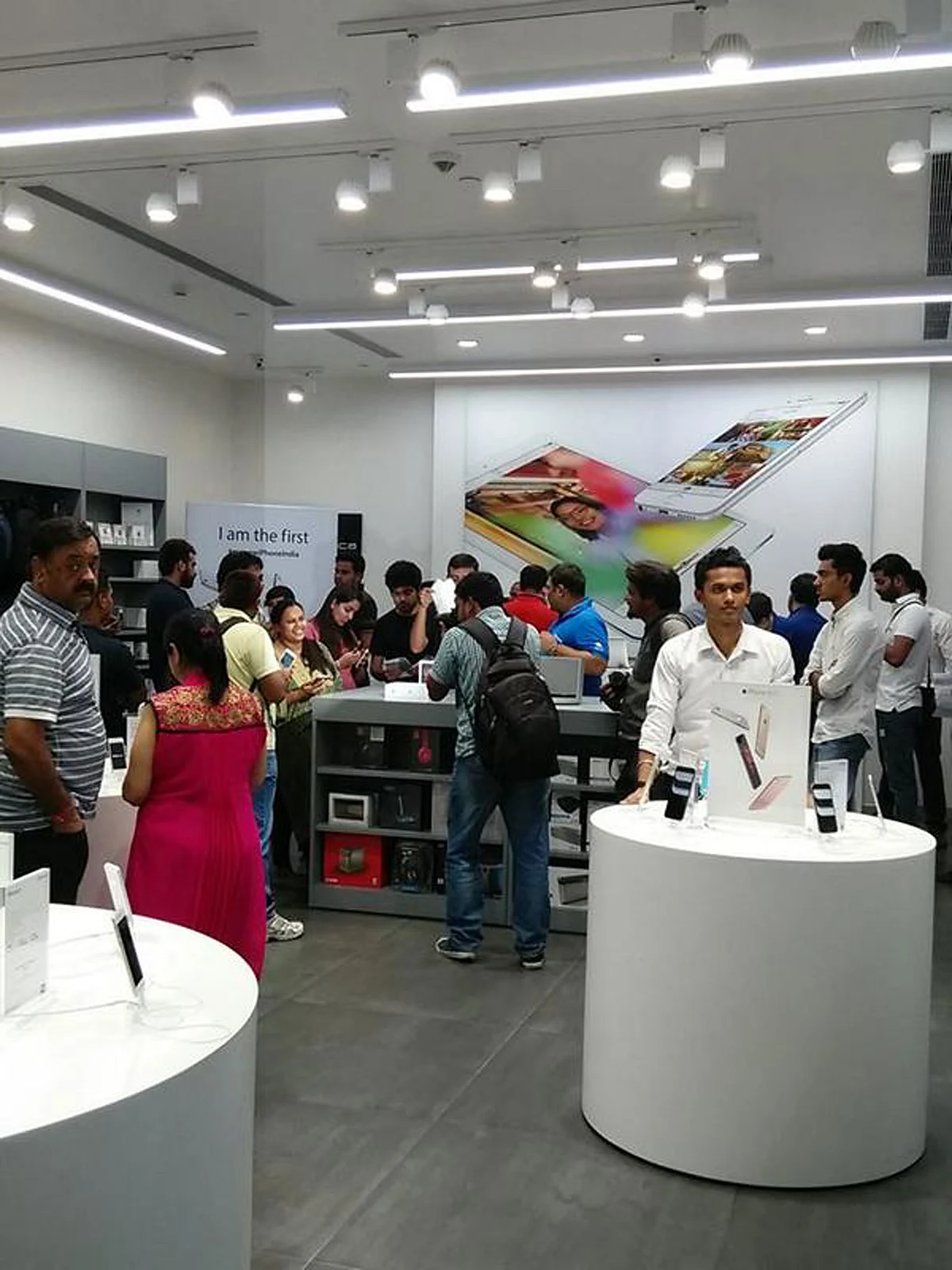 Happy owners of the brand new iPhone 6s and iPhone 6s plus. (Photo: The Quint)