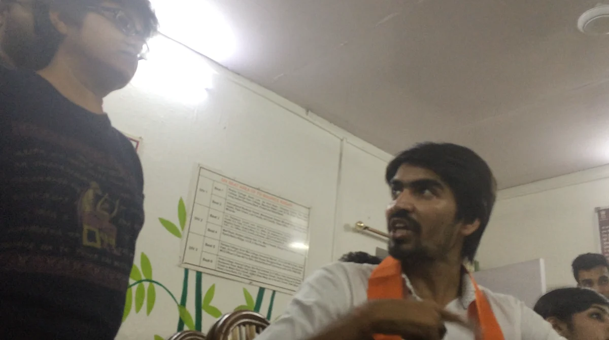 Satender Awana (R) arguing with Saswati Sengupta (L) on the DU by-laws. (Photo: The Quint)