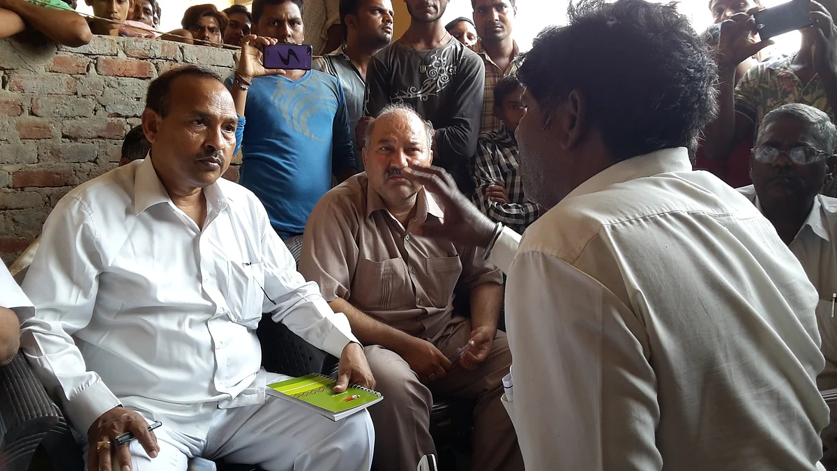 BAMCEF fact-finding team in conversation with Lakshman Singh (Photo: Poonam Agarwal)