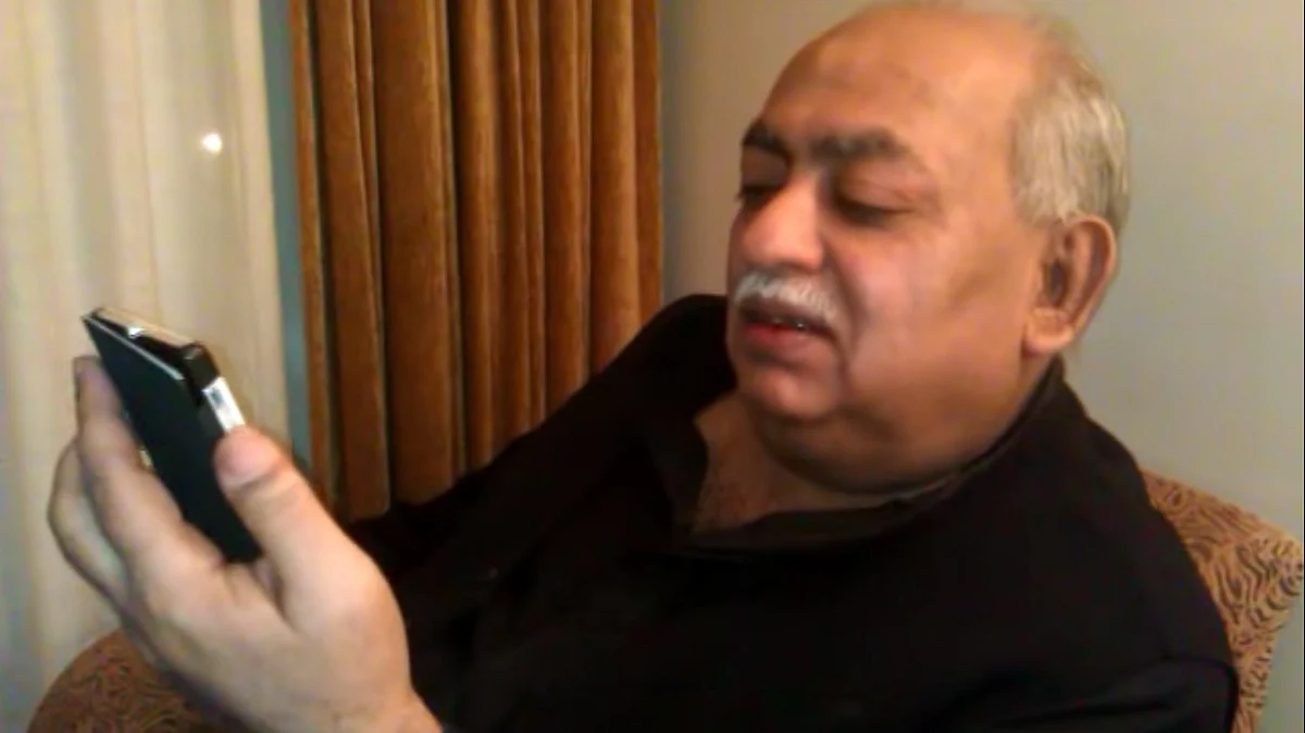 Noted Urdu writer, Munawwar Rana reading his poetry.