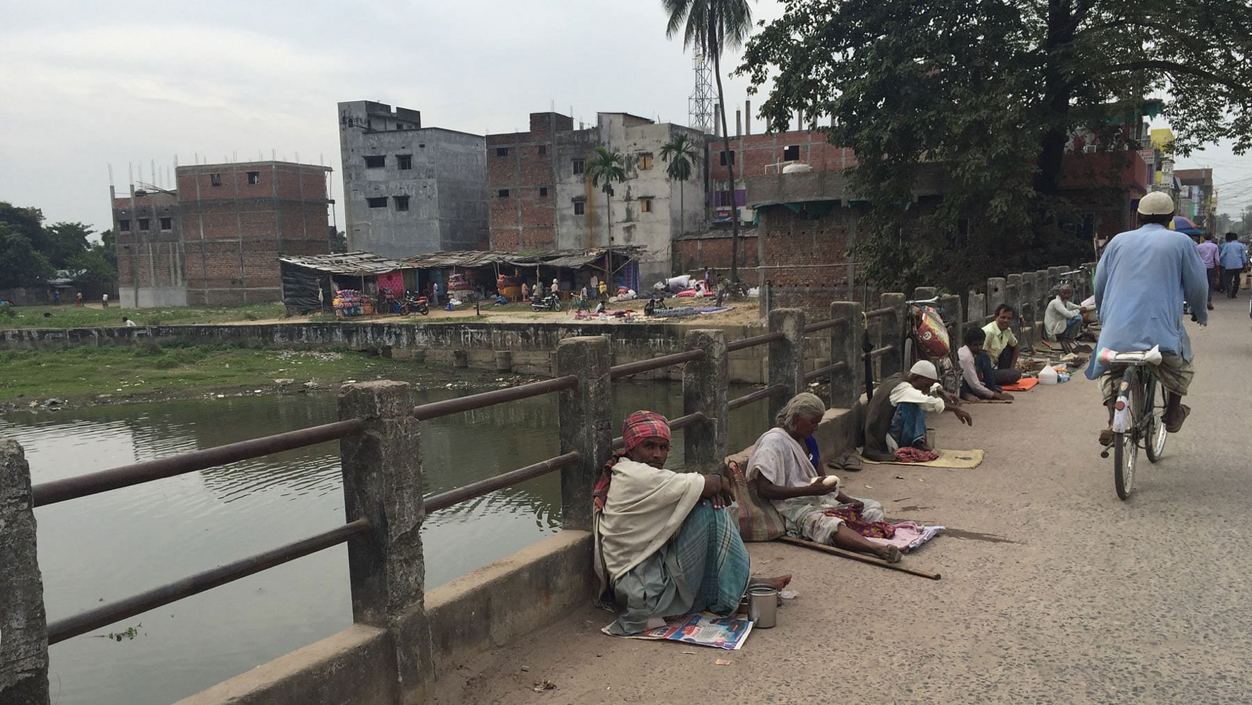  Poverty in Kishanganj is staggering. The only hope for these alms-seekers is loose change from the faithful who emerge in large numbers from the town’s many mosques. (Photo: Chandan Nandy) 