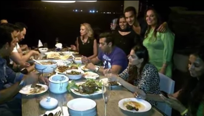 Salman Khan at a dinner date with family and Iulia Vantur (Photo courtesy: Twitter/@BollywoodVid)