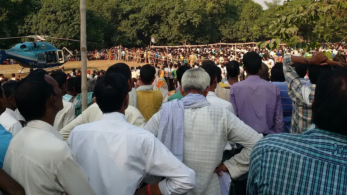 The helicopter union Minister of State Upendra Kushwaha, whose Rashtriya Lok Samata Party is allied with the BJP in Bihar, used to reach Raghopur where he addressed an election rally on Saturday. (Photo: <b>The Quint</b>)
