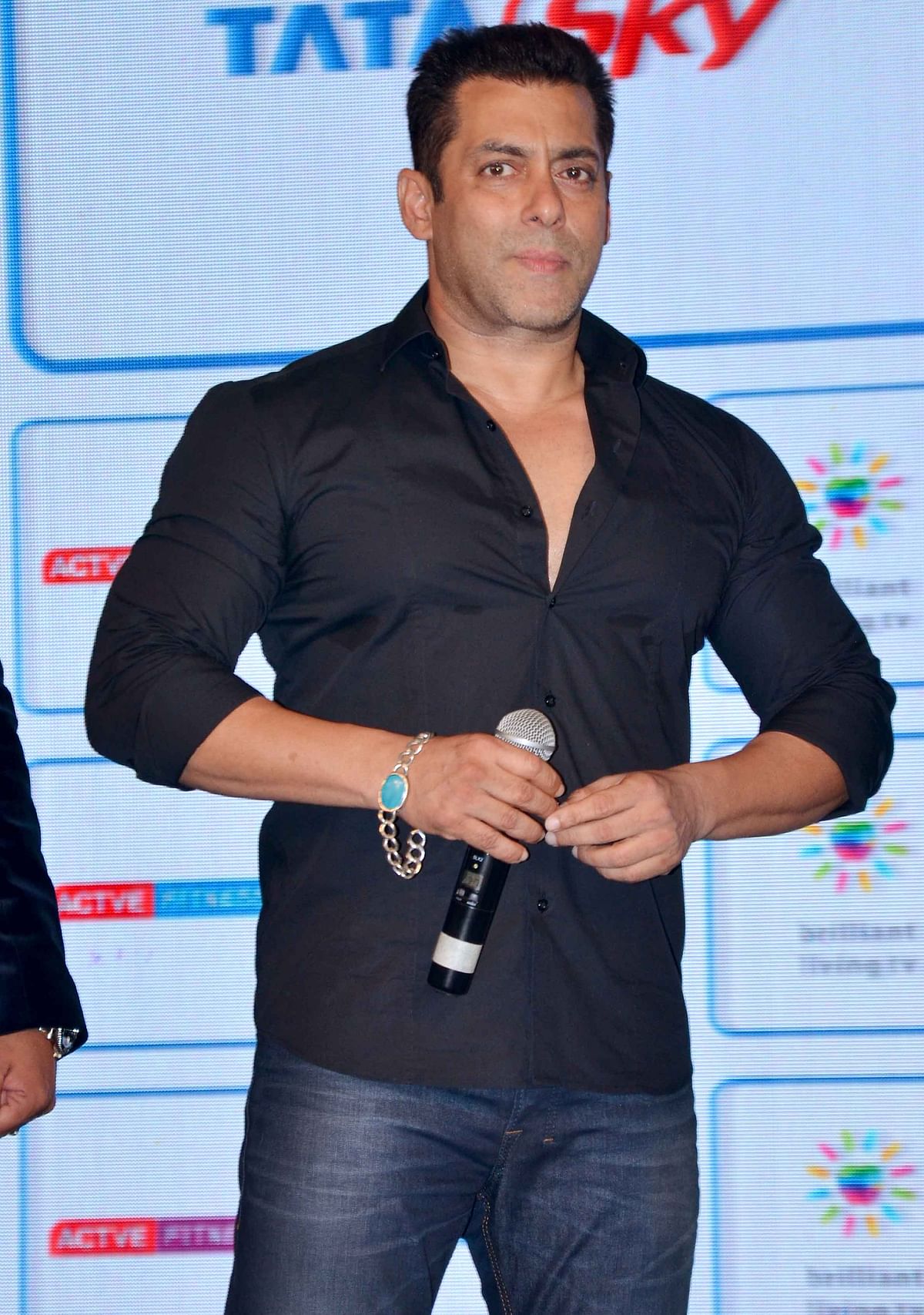 Salman Khan robbed in broad daylight by four girls who approached him pretending to be his fans.