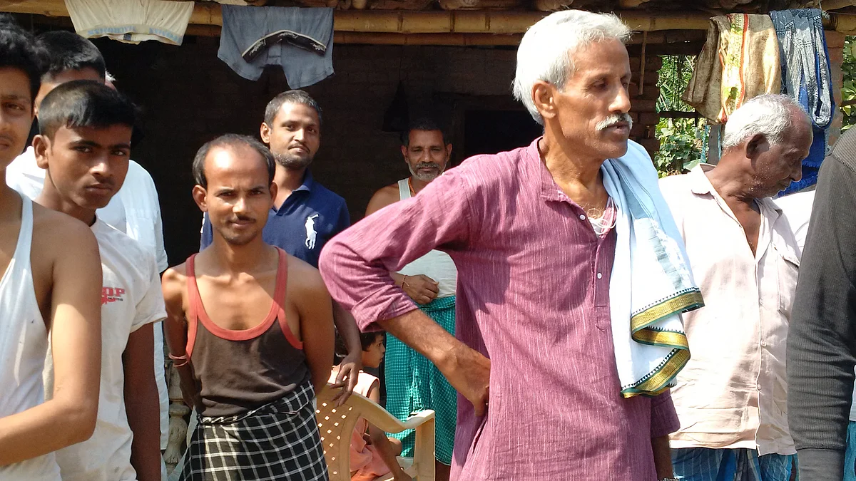 A section of voters from the Yadav community of Dawoodnagar-Chakgadoh village in Raghopur assembly constituency. (Photo: <b>The Quint)</b>