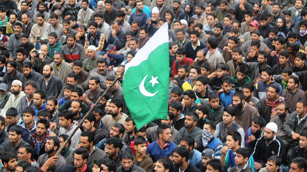 Pakistani flag getting flashed. (Photo: Muneeb-ul-Islam)