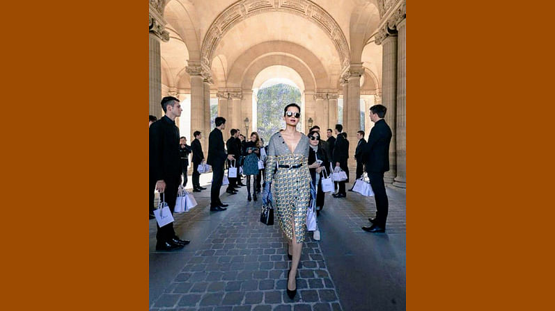 The ‘Queen’ Kangana Ranaut&nbsp;made a few heads turn at the Paris Fashion Week (Photo courtesy: Twitter/@Fashion101in)