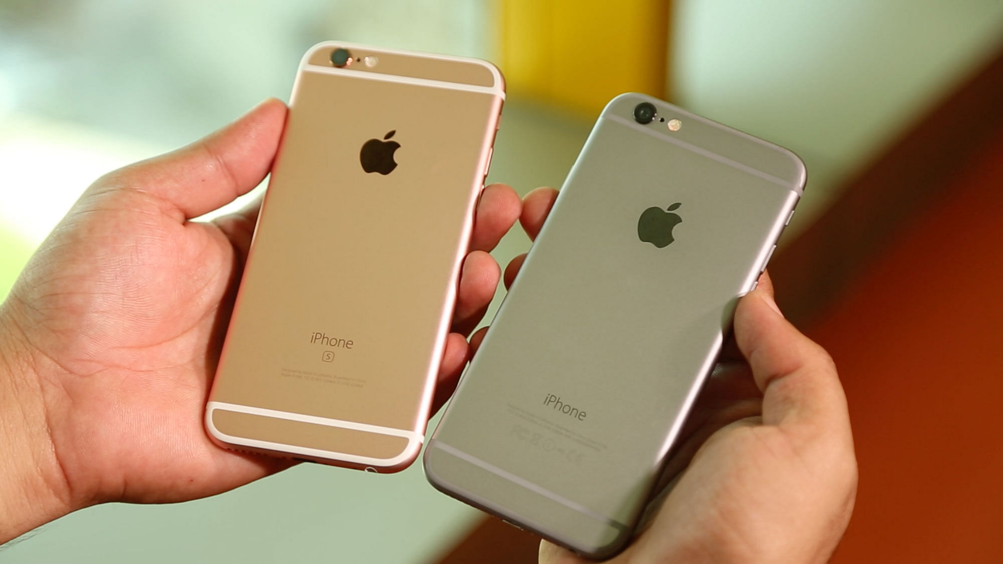 Apple iPhone 6s (L) and Apple iPhone 6 (R). (Photo: The Quint)