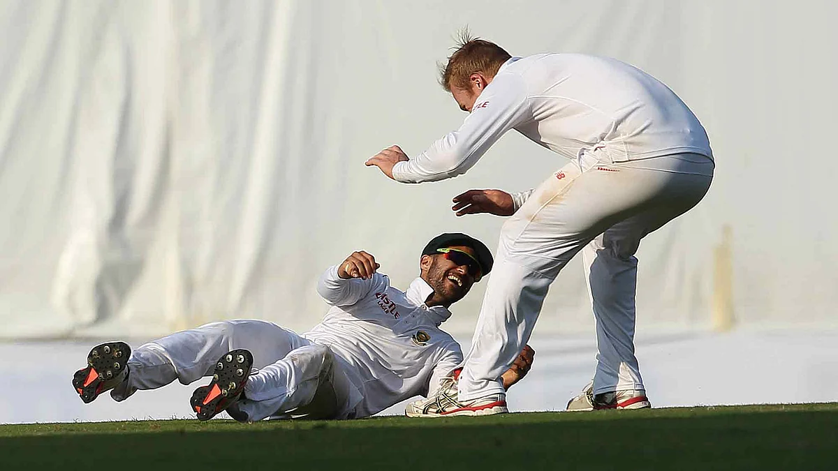 JP Duminy and Simon Harmer celebrate the wicket of Wriddhiman Saha. (Photo: Ron Gaunt / BCCI / SPORTZPICS)