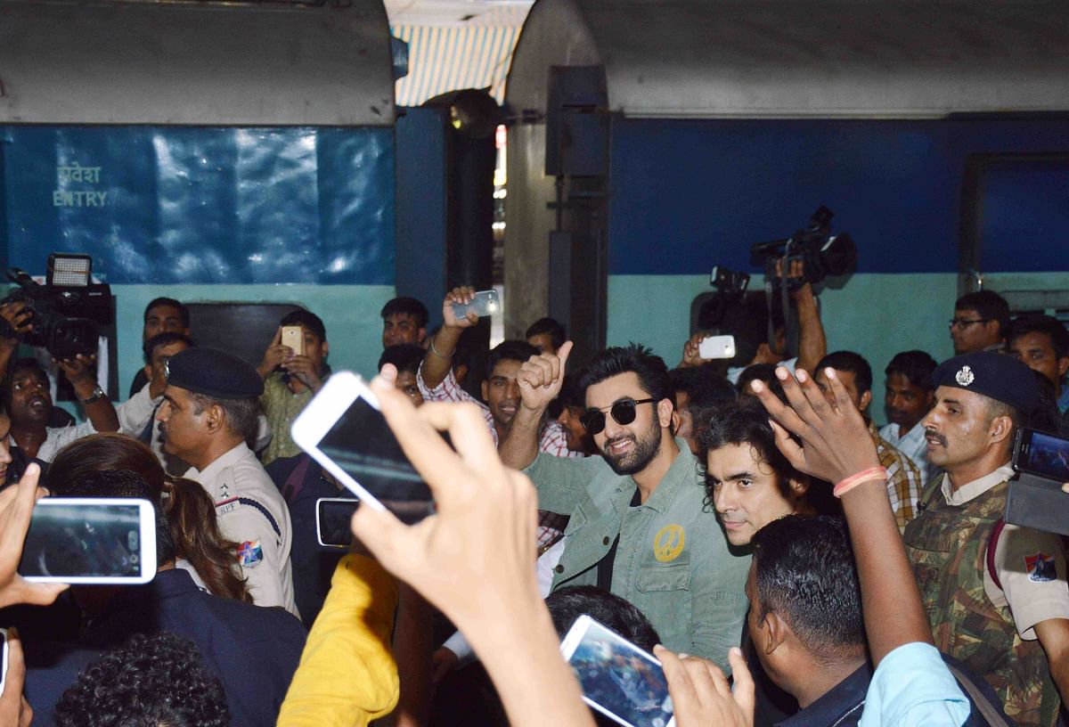 See pictures from Deepika and Ranbir’s train journey to Delhi and other entertainment stories