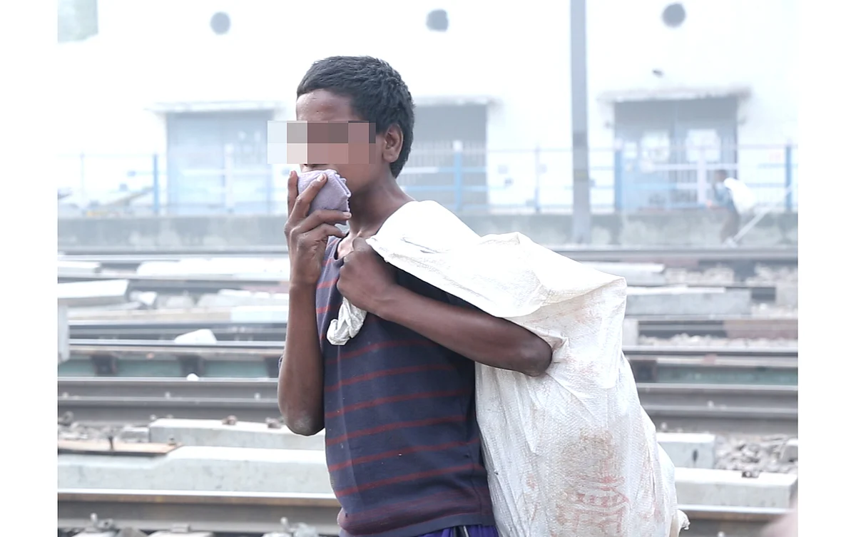 Satish’s friend sniffing flute at Nizamuddin station. (Photo: Aaqib Raza Khan)