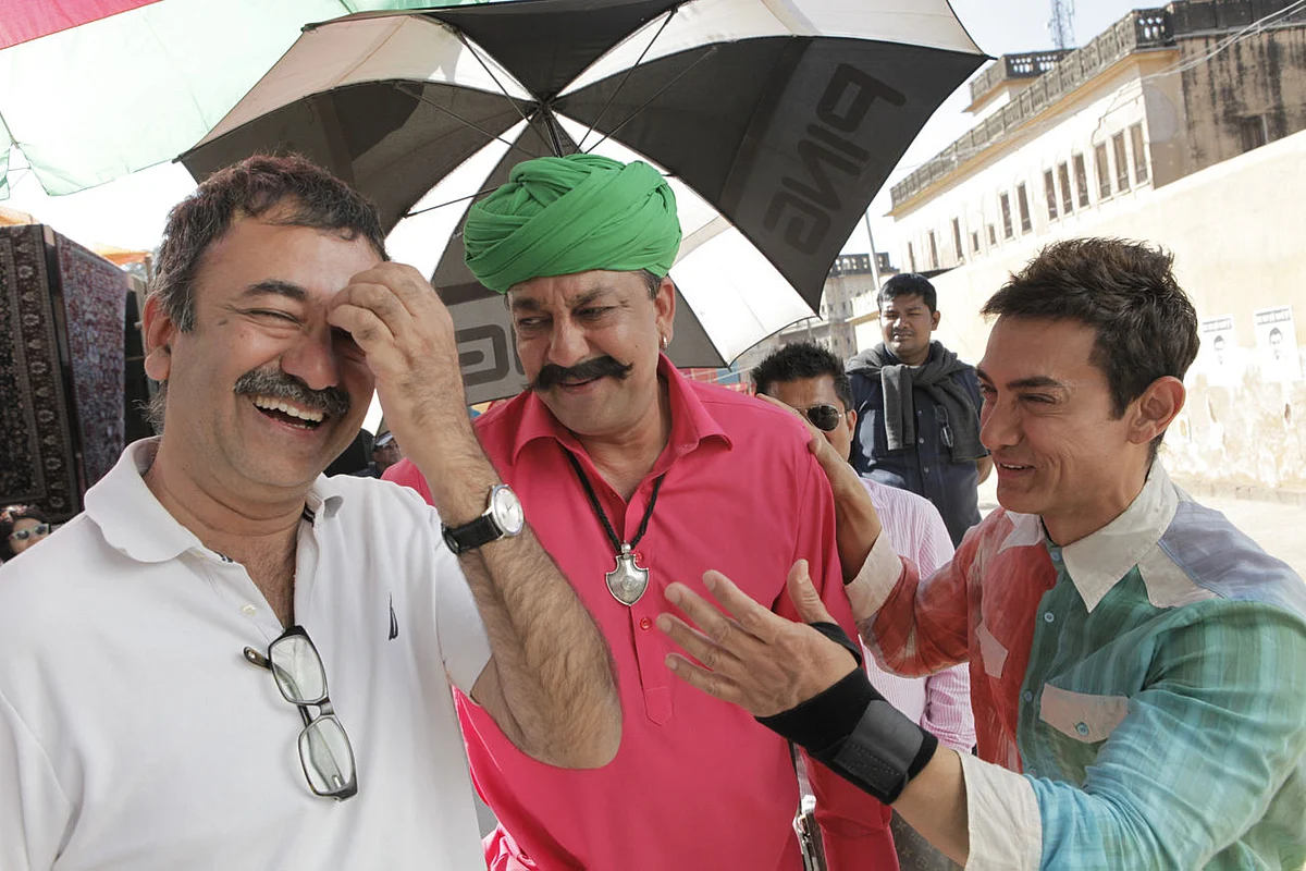 Rajkumar Hirani, Sanjay Dutt and Aamir Khan share a joke on the sets of <i>PK</i> (Photo: Twitter/<a href="https://twitter.com/BollywoodH">@BollywoodH</a>)