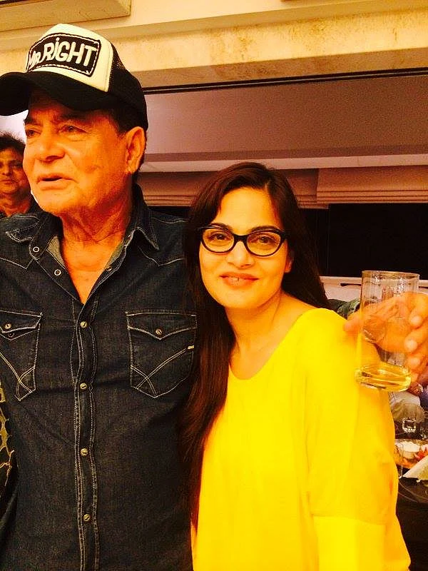 Salim Khan poses with daughter Alvira Khan (Photo courtesy: <a href="https://www.facebook.com/ShainaNC/posts/912798988816519">Facebook/ShainaNC</a>)