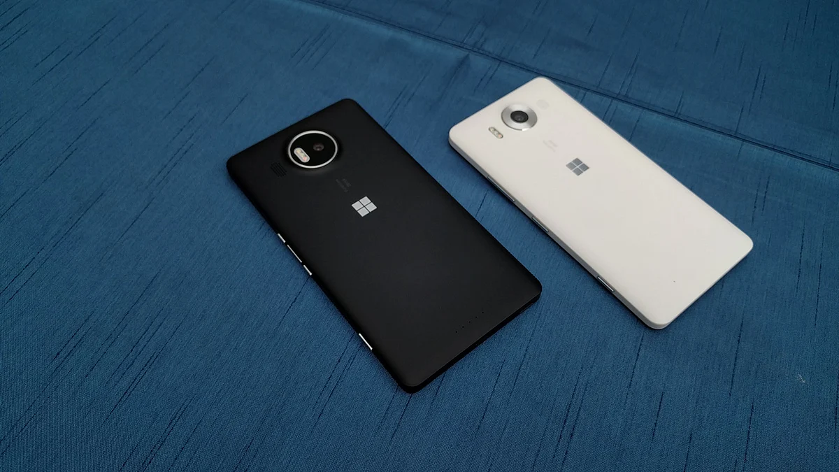Microsoft Lumia 950XL (left) and Microsoft Lumia 950 (right).