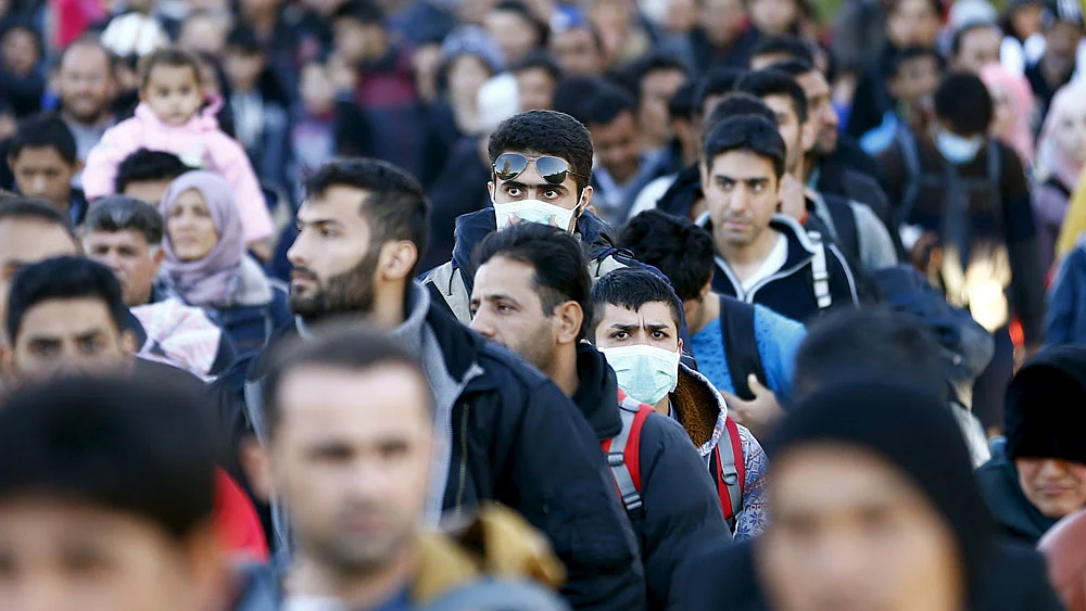 Migrants walk towards the Austrian border town of Spielfeld in the village of Sentilj, Slovenia, November 18, 2015. (Photo: Reuters)