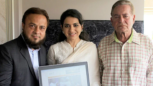 Salim Khan (Right) launching Modi’s website in Urdu, April 16, 2015. (Photo courtesy: <a href="http://www.narendramodi.in/narendra-modis-website-in-urdu-6139">narendramodi.in</a>)
