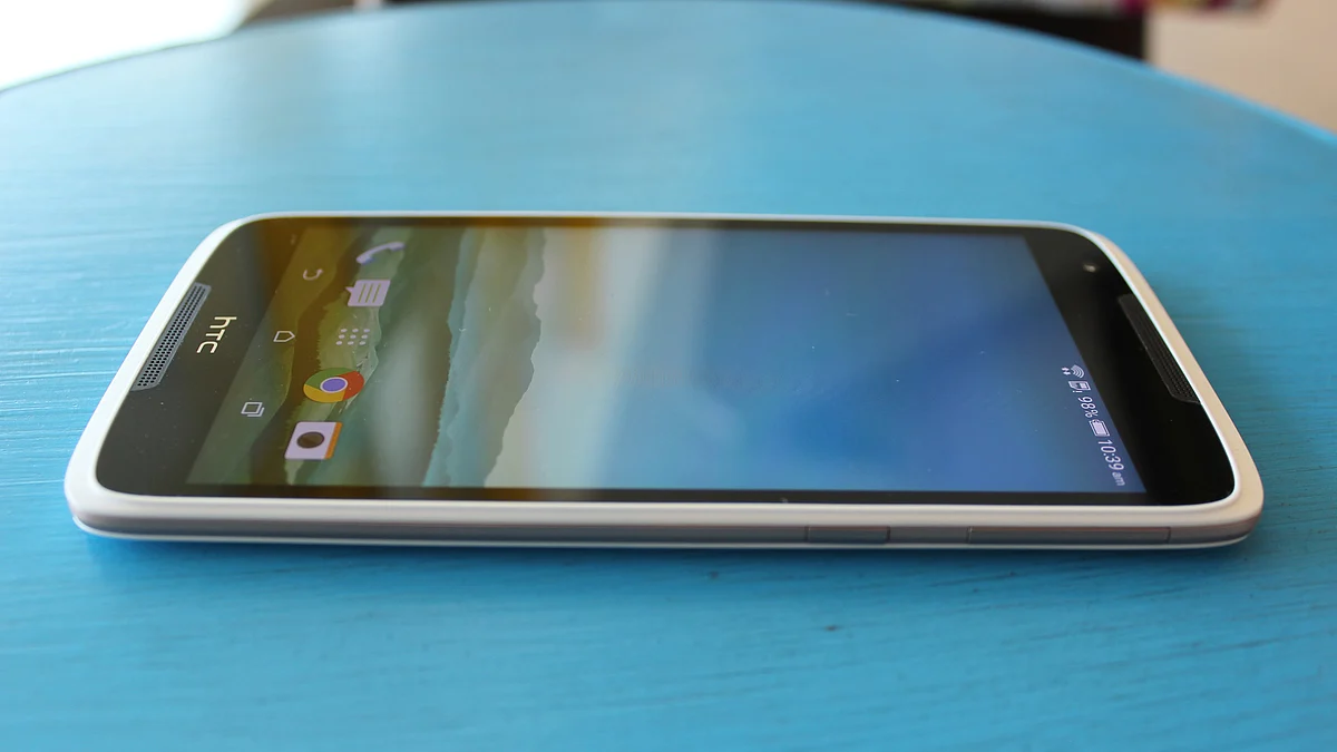 The phone is slim, light-weight and feels good to hold. (Photo: <b>The Quint</b>)