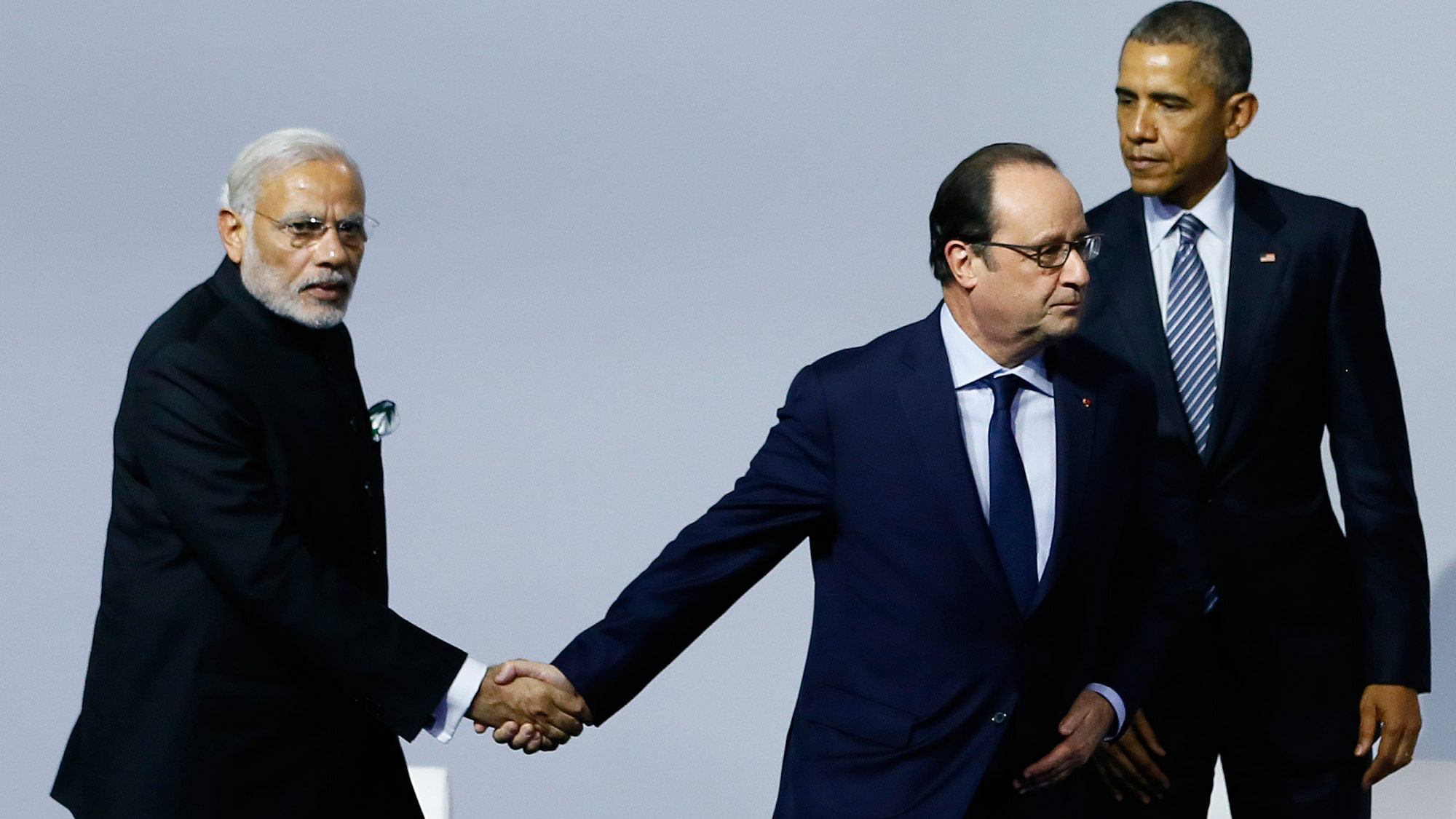 French President Francois Hollande, center, shakes hands with  PM Narendra Modi, left, as US President Barack Obama leaves the ‘Mission Innovation: Accelerating the Clean Energy Revolution’ meeting at the COP2, UN Climate Change Conference, in Paris, Monday, Nov 30 2015. (Photo: AP)