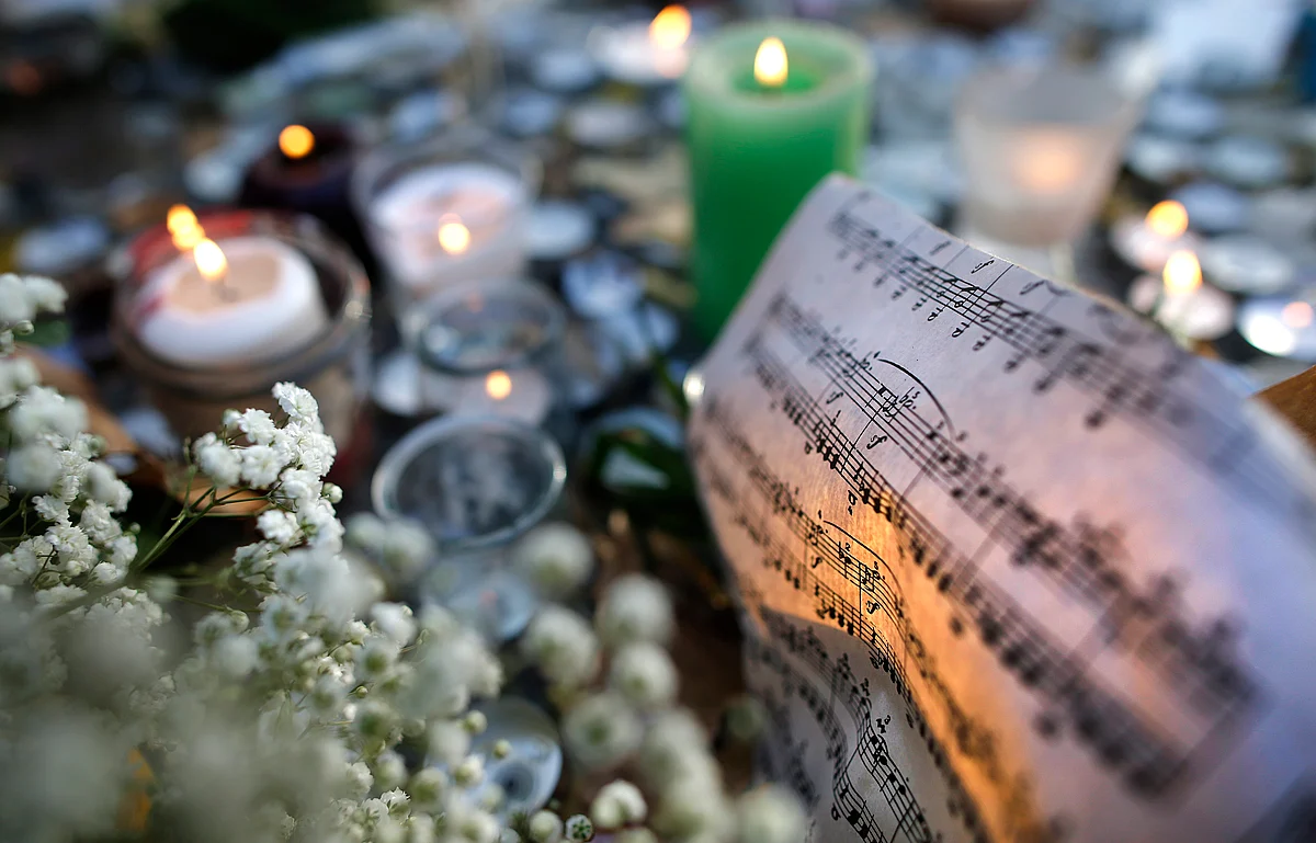 Sheet music is seen amongst candles near the site of the attack at the Bataclan concert hall in Paris, November 15, 2015. (Photo: Reuters)