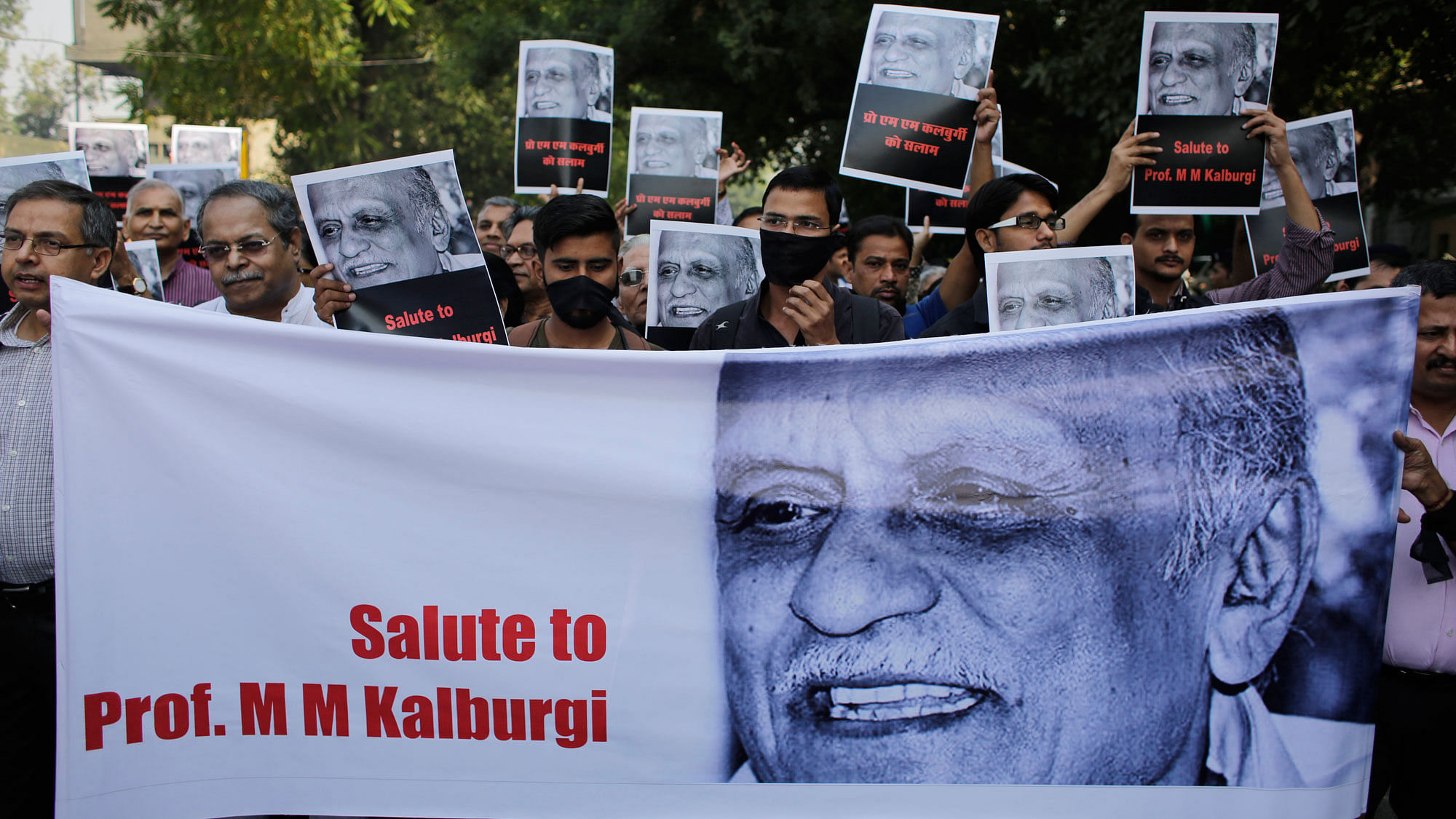 Writers protest against the slow investigation in MM Kalburgi’s murder and rising intolerance in India. (Photo: AP)