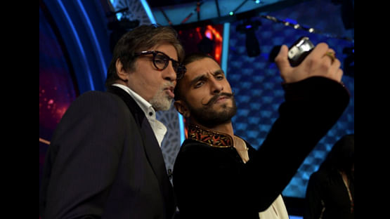 Amitabh Bachchan poses for a selfie with Ranveer Singh (Photo courtesy: Twitter/@SrBachchan)
