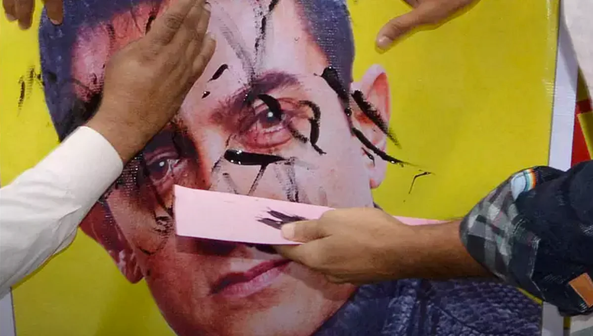 Protesters express their angst towards recent comments made by Aamir Khan (Photo: PTI) 