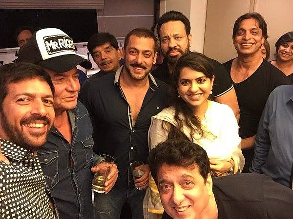Time for a selfie: Kabir Khan, Salim Khan, Salman Khan, Shaina NC, Shoaib Akhtar, Sajid Nadiadwala (below) and others join in (Photo courtesy: <a href="https://www.facebook.com/ShainaNC/posts/912798988816519">Facebook/ShainaNC</a>)