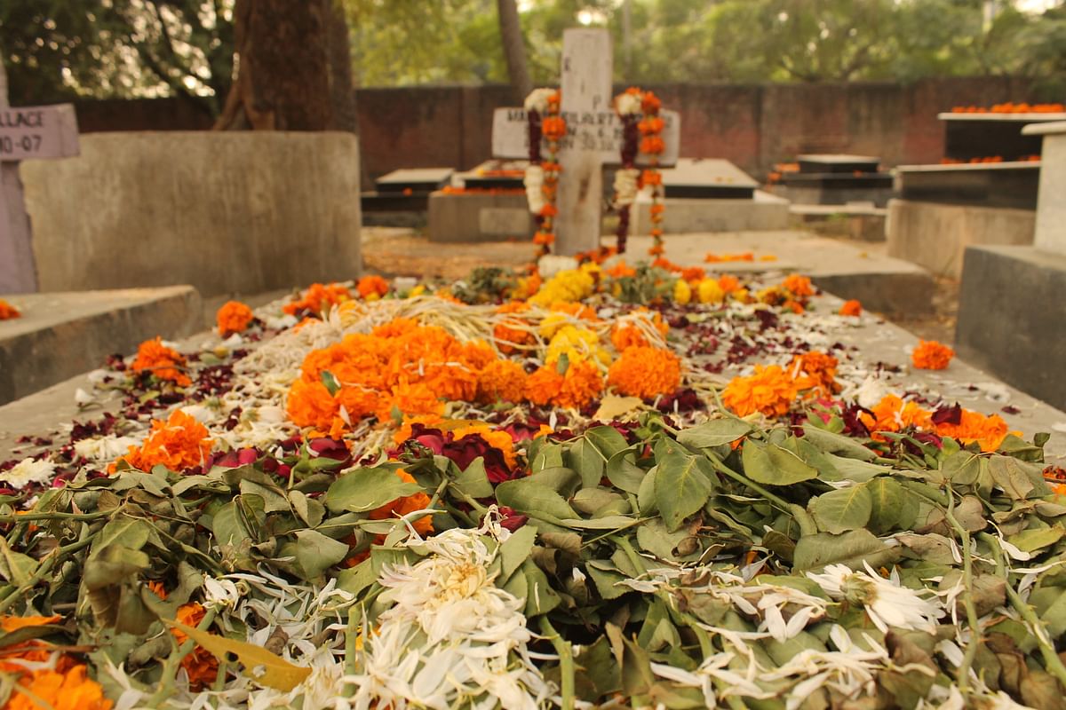 A relatively-new grave decorated with flowers. (Photo: <b>The Quint</b>)