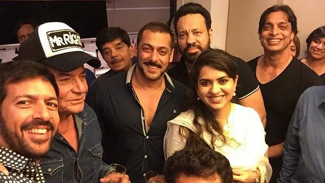 Kabir Khan, Salim Khan, Salman Khan, Shaina NC and Shoaib Akhtar (Photo courtesy: <a href="https://www.facebook.com/ShainaNC/posts/912798988816519">Facebook/ShainaNC</a>)
