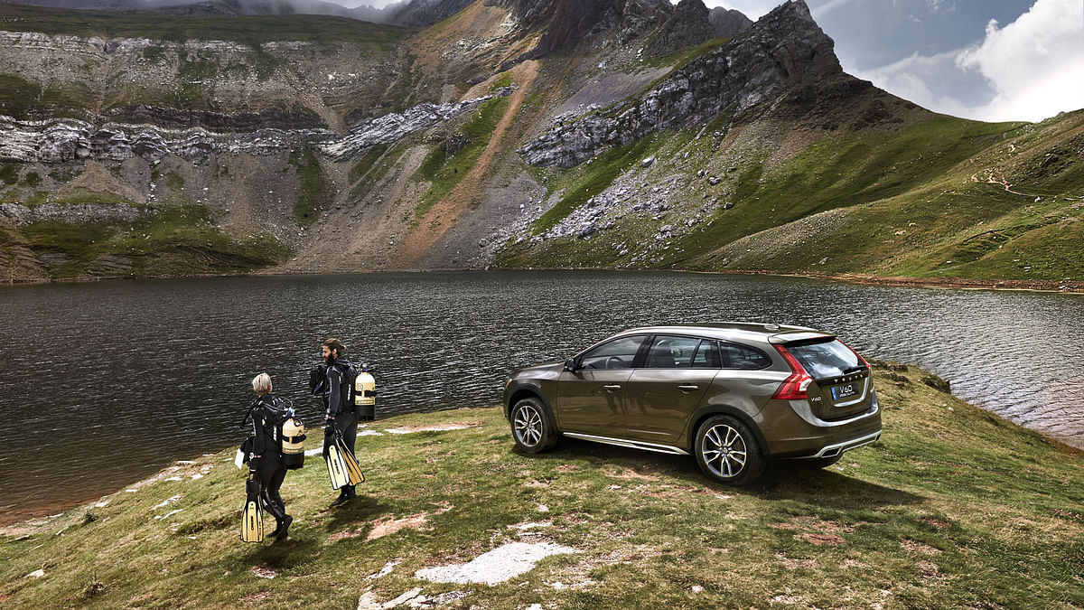 Volvo’s 2016 V60 Cross Country is a sleekly styled, compact wagon with strong turbocharged power.