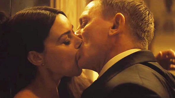 Monica Bellucci passionately kisses Daniel Craig in <i>Spectre</i>, but the CBFC isn’t impressed. (Photo: Youtube screengrab)