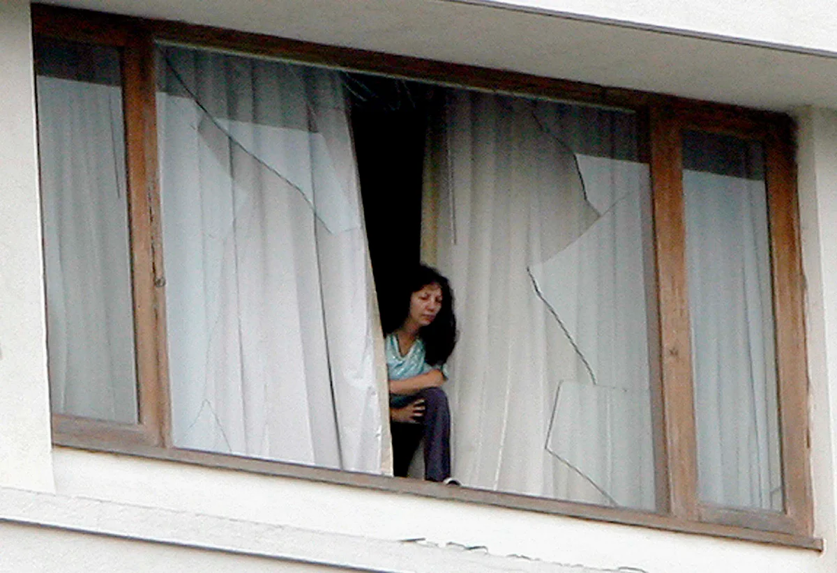 A guest looks down from a window of the Oberoi hotel during 2008 Mumbai terror attacks. (Photo: Reuters)