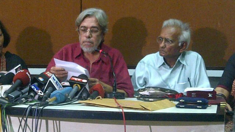 Filmmakers Saeed Mirza and Kundan Shah declare their ‘award waapsi’ in protest of rising intolerance towards creativity in India (Photo: Twitter/<a href="https://twitter.com/jatindes/status/662240283803828224">@jatindes</a>)