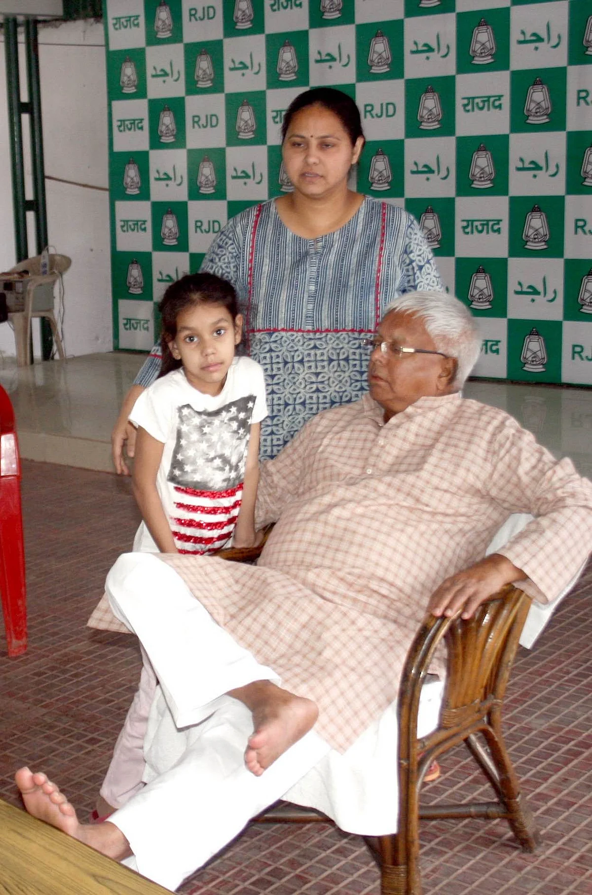 Lalu with Misa and granddaughter Gauri at his courtyard in Patna. (Photo: <b>The Quint</b>)