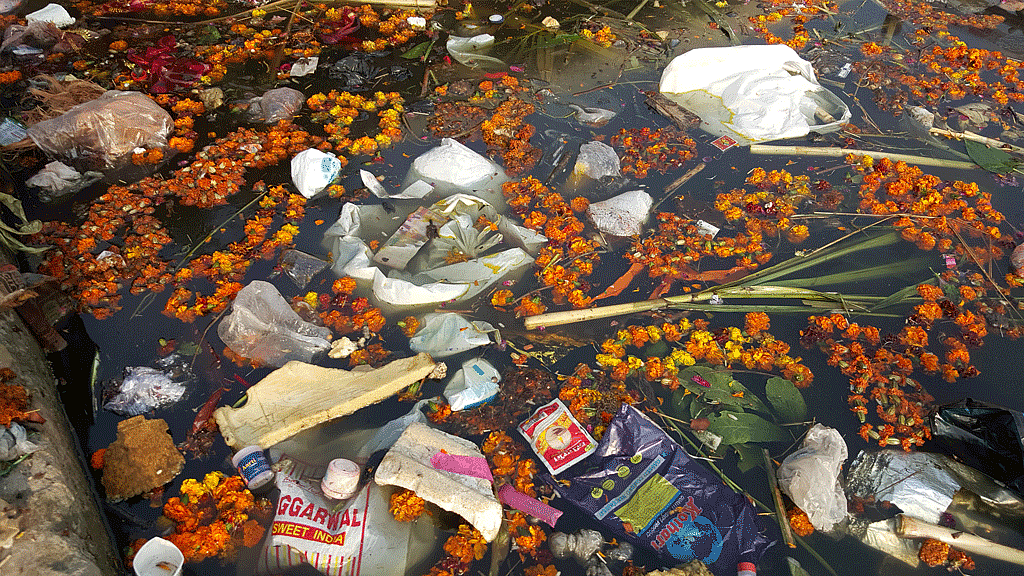 Kalyanpuri Canal turns into a dumping ground for all the waste generated during the Chatth Puja. (Photo: <b>The Quint</b>)