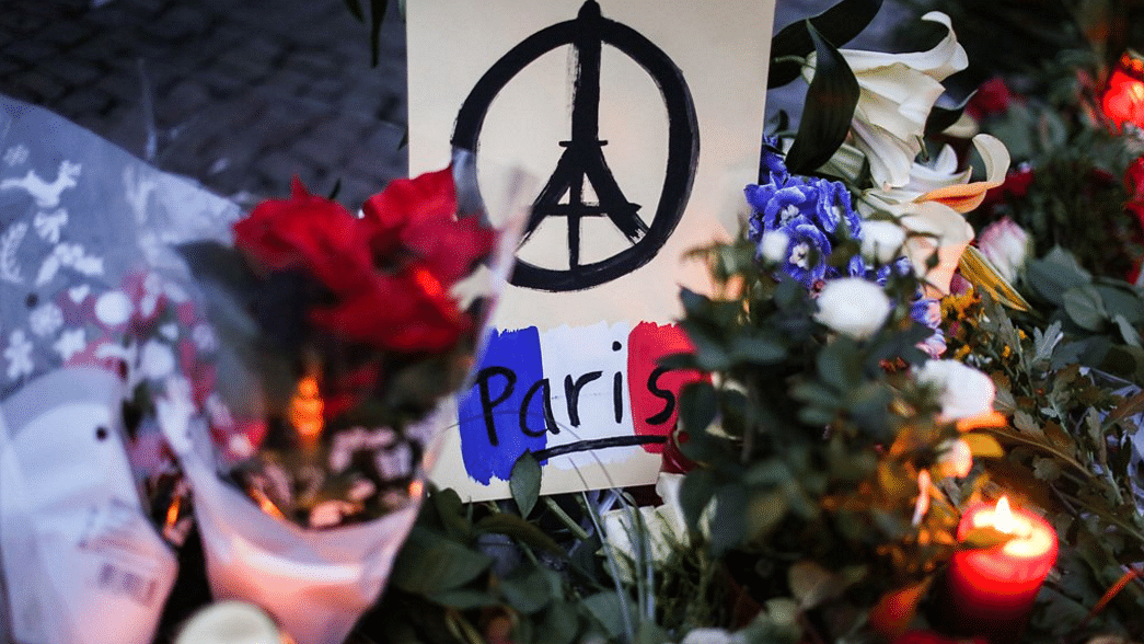 Mourning for Paris and every life lost (Photo: Twitter/<a href="https://twitter.com/XHNews/status/665927607855087616">@XHNews</a>)